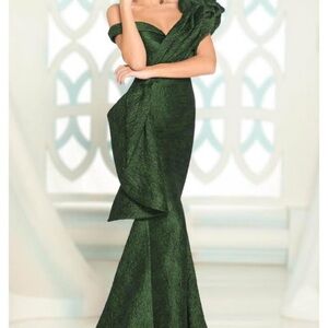 Elegant One-Shoulder Green Gown